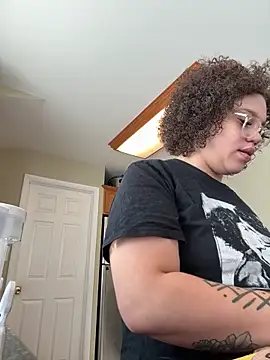 QueenNuttCollector online show from February 3, 5:06 pm