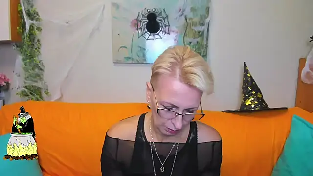 Snapshot of iamyourdream89 chatting on October 31, 7:18 pm iamyourdream89 online show from October 31, 7:18 pm