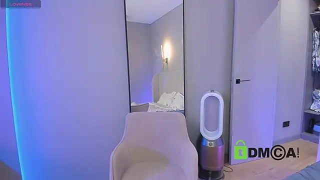 Wallflowerr online show from October 1, 6:24 pm