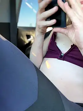 Snapshot of GoldenFlameGoddess chatting on September 27, 1:02 am GoldenFlameGoddess online show from September 27, 1:02 am