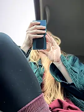 Snapshot of GoldenFlameGoddess chatting on October 22, 7:19 pm GoldenFlameGoddess online show from October 22, 7:19 pm