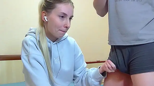 MiaAndWilliam online show from October 1, 2:05 am