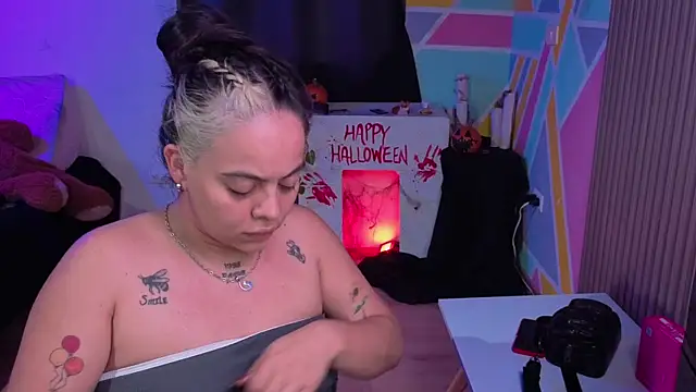 Snapshot of Cuttiealice chatting on October 31, 8:02 pm Cuttiealice online show from October 31, 8:02 pm