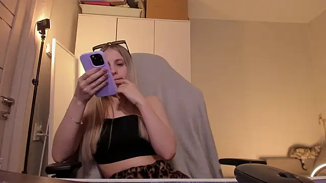 Anna Fink online show from March 8, 8:02 pm