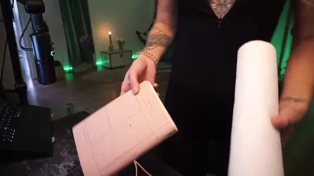 LaraPunkt online show from October 8, 8:07 am