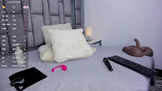 EMMAHILL1 online show from February 12, 3:25 pm