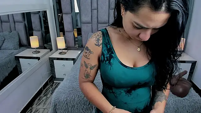 EMMAHILL1 online show from April 9, 11:15 am