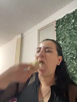 Abril Luv online show from November 24, 12:40 pm