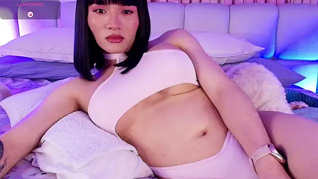 Snapshot of sweetieluna01 chatting on October 23, 1:00 am sweetieluna01 online show from October 23, 1:00 am