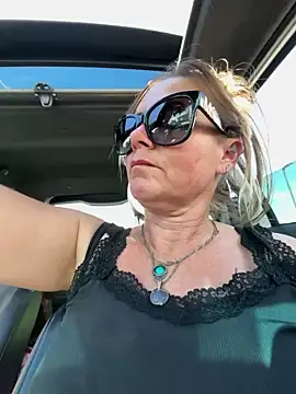 Snapshot of SummerBlueMoon chatting on October 31, 8:46 pm SummerBlueMoon online show from October 31, 8:46 pm