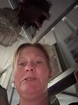 Snapshot of SummerBlueMoon chatting on September 27, 10:17 pm SummerBlueMoon online show from September 27, 10:17 pm