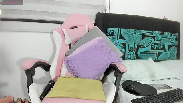 Layla Sia online show from April 17, 9:50 pm