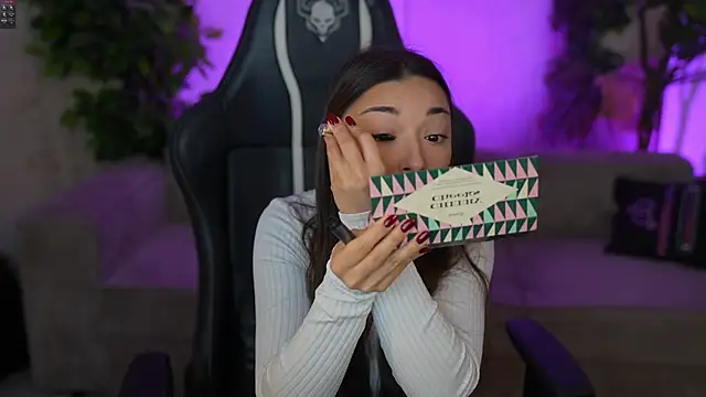 Jasmine Flow online show from November 15, 8:15 am