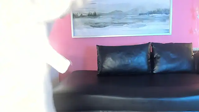 Snapshot of Tiffanysurez_ chatting on October 15, 8:11 pm Tiffanysurez online show from October 15, 8:11 pm