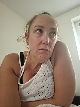 Snapshot of Wisie_Cutie chatting on October 21, 2:32 pm Wisie Cutie online show from October 21, 2:32 pm