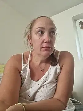 Snapshot of Wisie_Cutie chatting on October 5, 1:27 pm Wisie Cutie online show from October 5, 1:27 pm