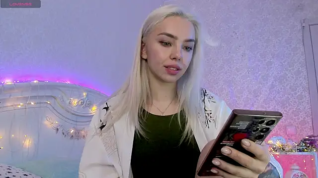 Snapshot of LillyMoure_ chatting on September 20, 2:32 am LillyMoure online show from September 20, 2:32 am