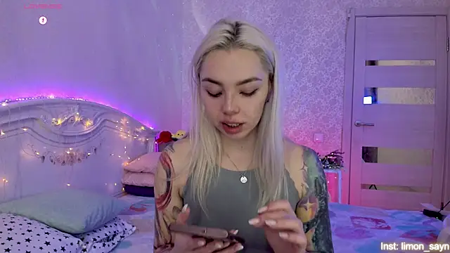 Snapshot of LillyMoure_ chatting on October 13, 12:57 am LillyMoure online show from October 13, 12:57 am