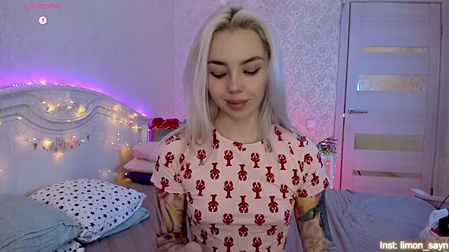 Snapshot of LillyMoure_ chatting on October 10, 12:37 am LillyMoure online show from October 10, 12:37 am