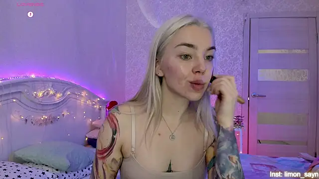 Snapshot of LillyMoure_ chatting on October 20, 1:08 am LillyMoure online show from October 20, 1:08 am