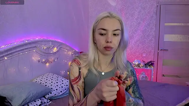 Snapshot of LillyMoure_ chatting on September 25, 1:04 am LillyMoure online show from September 25, 1:04 am