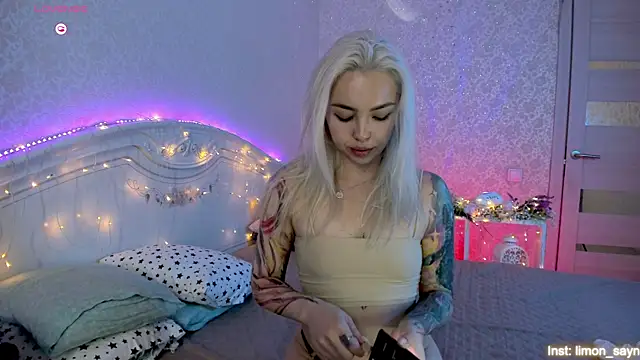 Snapshot of LillyMoure_ chatting on September 21, 2:32 am LillyMoure online show from September 21, 2:32 am