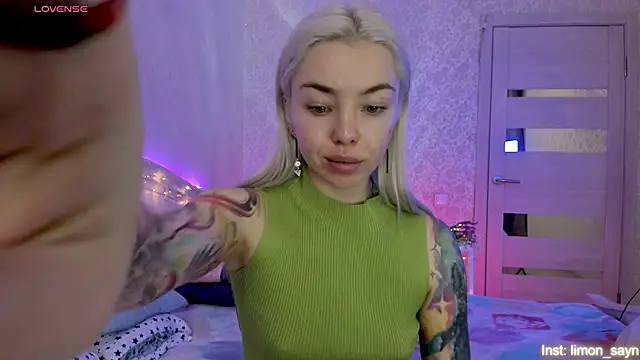 Snapshot of LillyMoure_ chatting on October 24, 11:34 pm LillyMoure online show from October 24, 11:34 pm