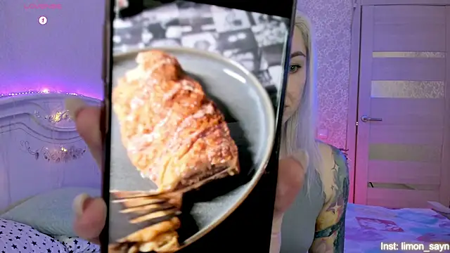 Snapshot of LillyMoure_ chatting on October 29, 12:15 am LillyMoure online show from October 29, 12:15 am