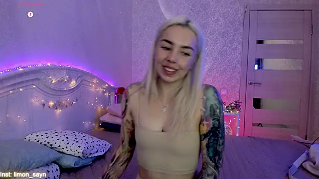 Snapshot of LillyMoure_ chatting on October 5, 12:04 am LillyMoure online show from October 5, 12:04 am