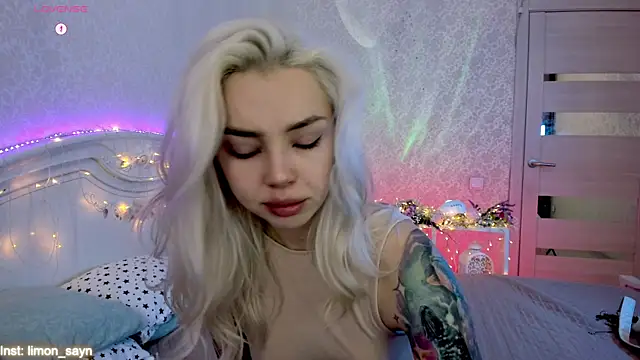 Snapshot of LillyMoure_ chatting on October 1, 11:42 pm LillyMoure online show from October 1, 11:42 pm