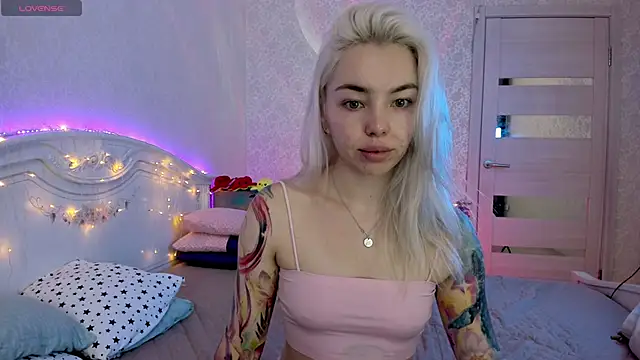 Snapshot of LillyMoure_ chatting on September 29, 11:21 pm LillyMoure online show from September 29, 11:21 pm