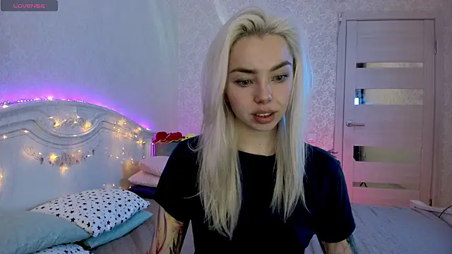 Snapshot of LillyMoure_ chatting on October 7, 12:15 am LillyMoure online show from October 7, 12:15 am