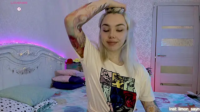 Snapshot of LillyMoure_ chatting on October 16, 11:51 pm LillyMoure online show from October 16, 11:51 pm