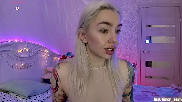 Snapshot of LillyMoure_ chatting on October 31, 11:31 pm LillyMoure online show from October 31, 11:31 pm