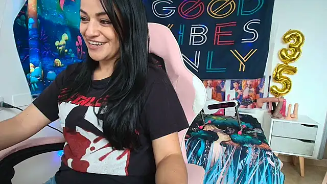 LovelyAzucena online show from May 29, 3:43 pm