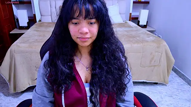 laureentt  online show from October 4, 3:45 am