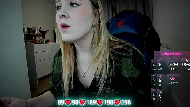 Snapshot of Olivia_Munk chatting on October 2, 7:13 am Olivia Munk online show from October 2, 7:13 am