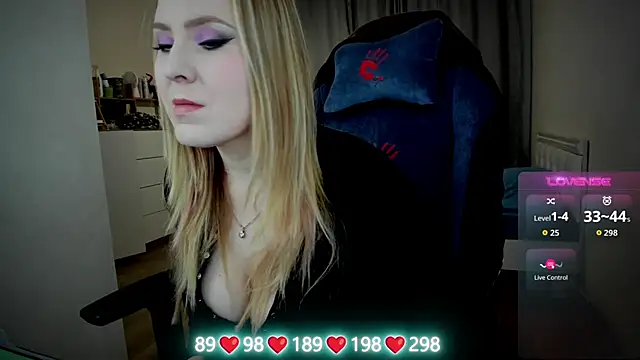 Snapshot of Olivia_Munk chatting on October 7, 5:01 am Olivia Munk online show from October 7, 5:01 am