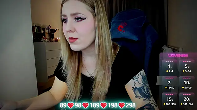 Snapshot of Olivia_Munk chatting on October 25, 5:04 am Olivia Munk online show from October 25, 5:04 am