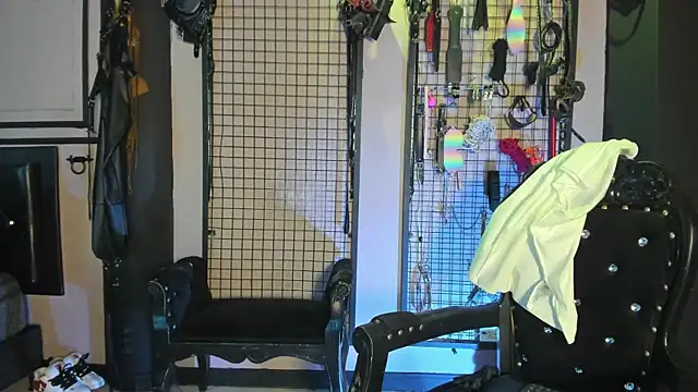 Twisted Fantasy online show from November 12, 5:38 am