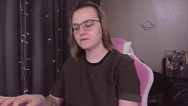 Snapshot of MissBrightShine chatting on October 24, 11:06 am MissBrightShine online show from October 24, 11:06 am