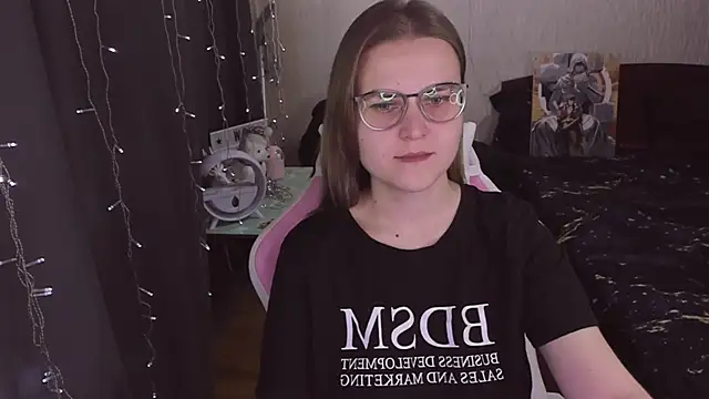 Snapshot of MissBrightShine chatting on October 17, 10:40 am MissBrightShine online show from October 17, 10:40 am