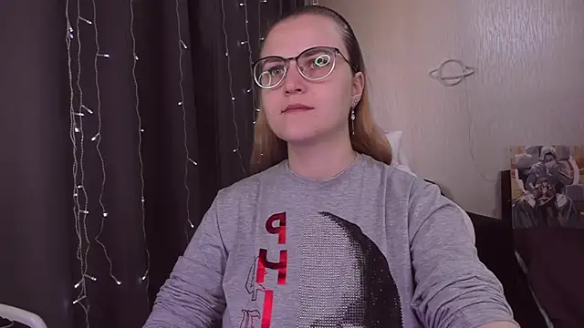 Snapshot of MissBrightShine chatting on October 2, 11:37 am MissBrightShine online show from October 2, 11:37 am