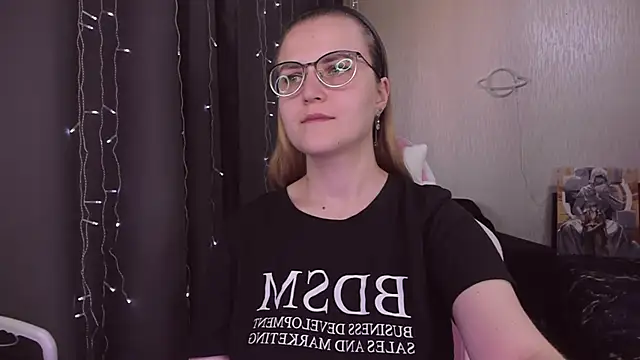 Snapshot of MissBrightShine chatting on October 8, 11:47 am MissBrightShine online show from October 8, 11:47 am