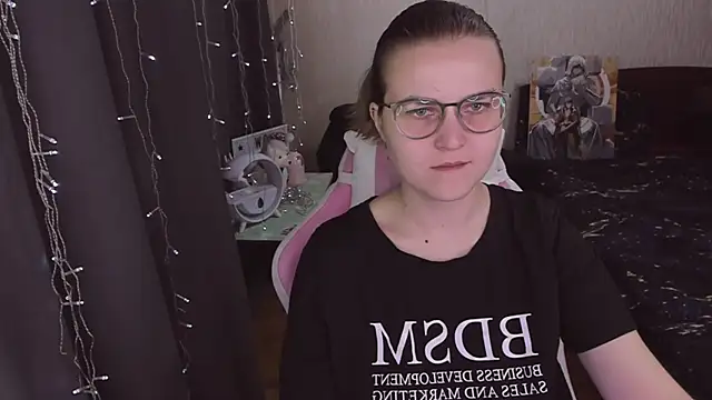 Snapshot of MissBrightShine chatting on October 19, 11:01 am MissBrightShine online show from October 19, 11:01 am