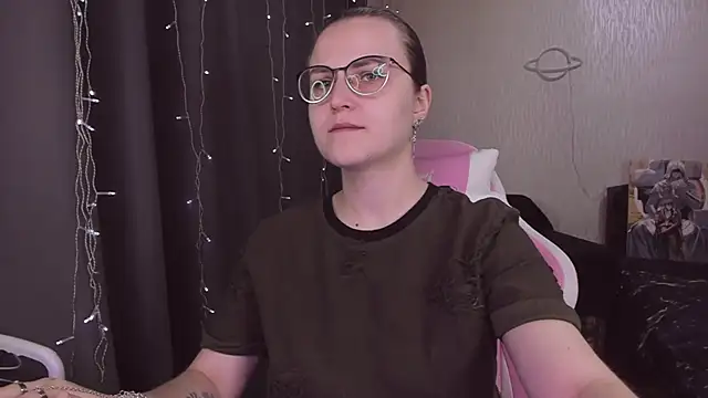 Snapshot of MissBrightShine chatting on October 22, 10:53 am MissBrightShine online show from October 22, 10:53 am