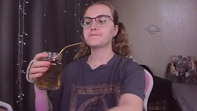 Snapshot of MissBrightShine chatting on October 31, 12:09 pm MissBrightShine online show from October 31, 12:09 pm