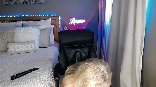 Lenaxox online show from February 12, 5:14 pm