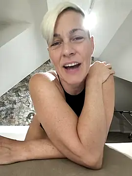 Snapshot of DarleenHot chatting on October 2, 5:29 pm DarleenHot online show from October 2, 5:29 pm