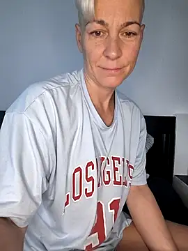 Snapshot of DarleenHot chatting on October 10, 6:18 am DarleenHot online show from October 10, 6:18 am